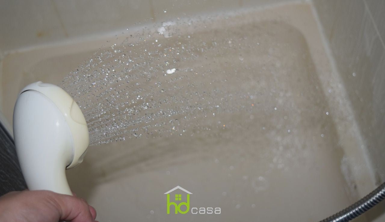 Come pulire il piatto doccia: 5 rimedi efficaci - HD casa