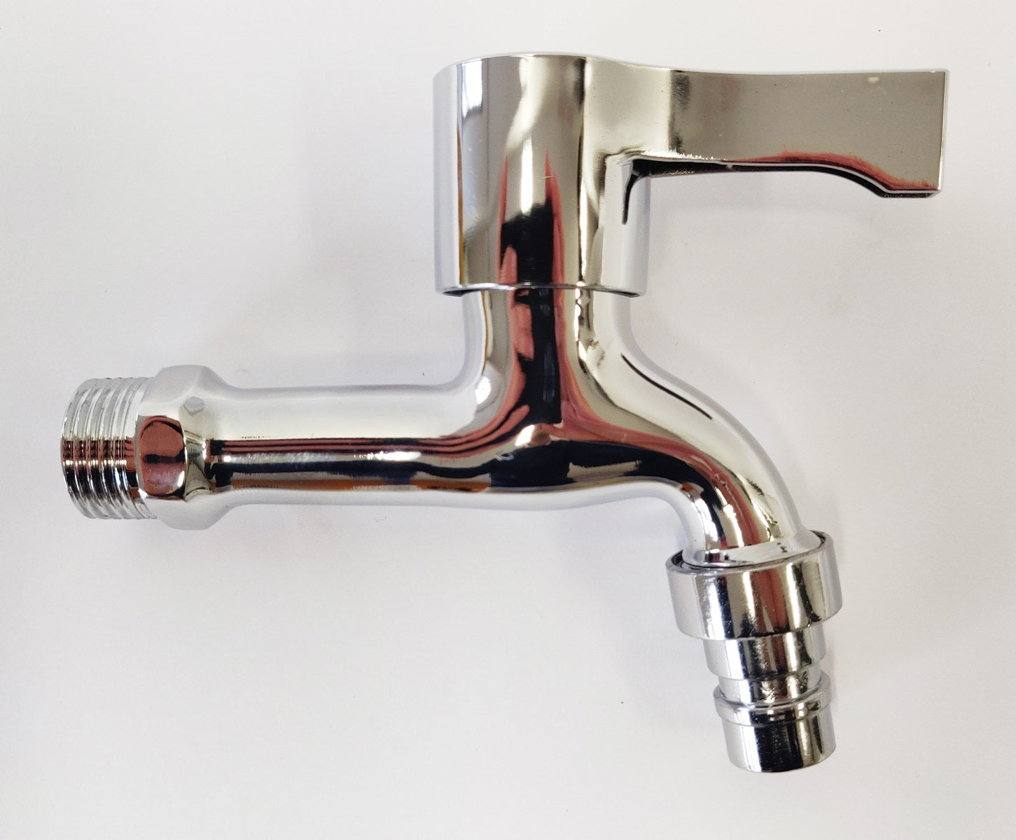 Fontana da esterno Arkema con rubinetto di colore fucsia