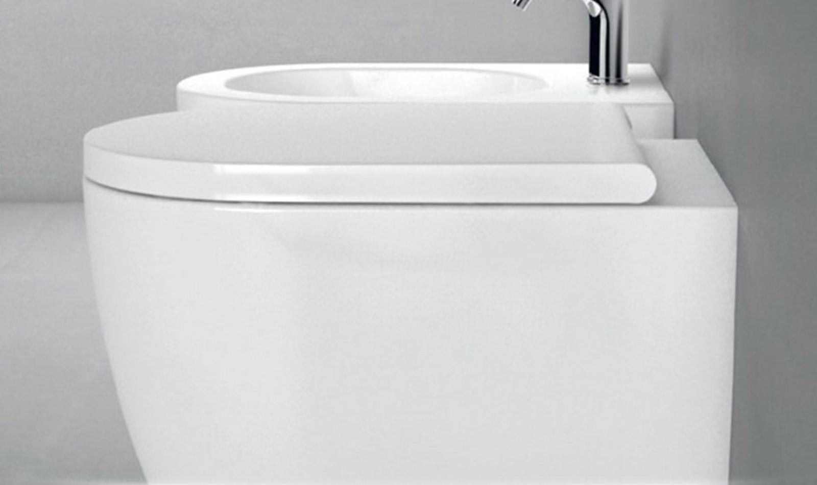 Sanitari filo muro a terra wc + bidet e sedile soft-close in ceramica