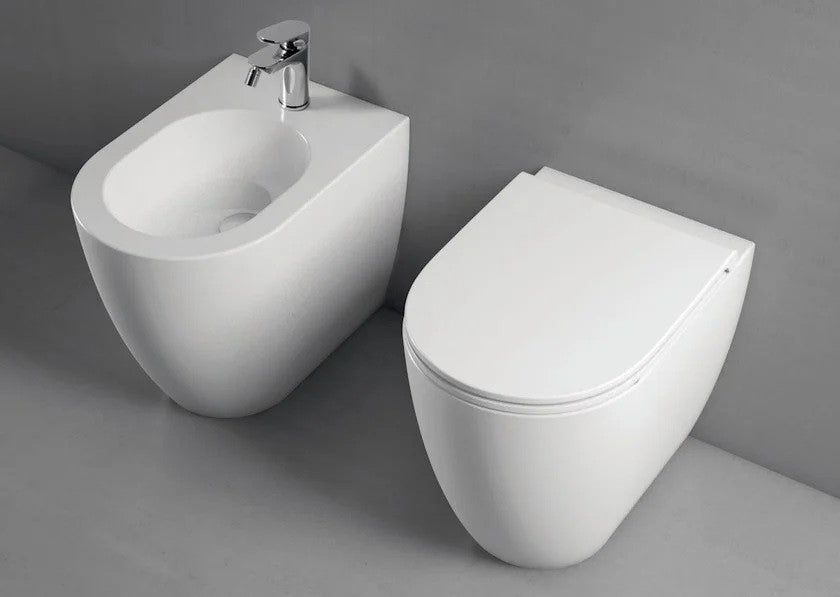 Sanitari filo muro a terra wc + bidet e sedile soft-close in ceramica
