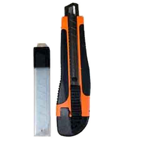 Cutter PLASTICA/METALLO 18MM con lame di ricambio Cardinale - HD casa